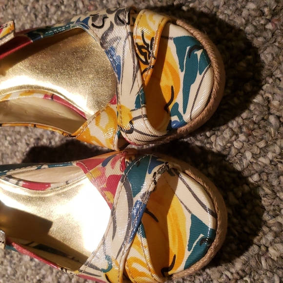 **BRAND NEW** Franco Sarto Multi-Colored Floral Wedges Size 6 1/2 US - Picture 5 of 6